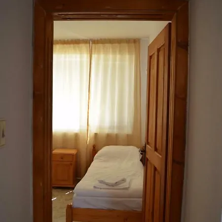 Bravo 1 George דירה *